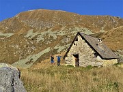 61 Alla bella Baita Pianadei (2097 m) col tetto svettante verso il Valegino